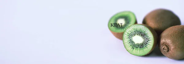 Uma fruta kiwi é cortada em um fundo branco — Fotografia de Stock