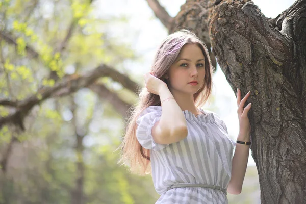Une fille dans un parc vert printanier — Photo