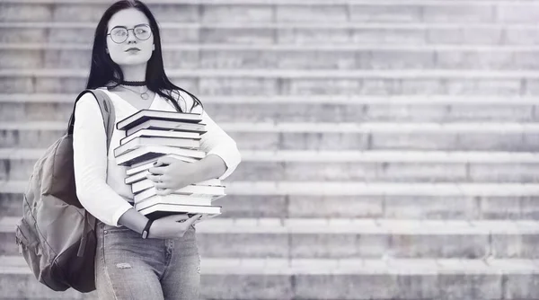 Jong meisje student op straat — Stockfoto