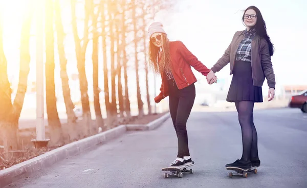 Une jeune fille hipster fait du skateboard. Filles copines f — Photo