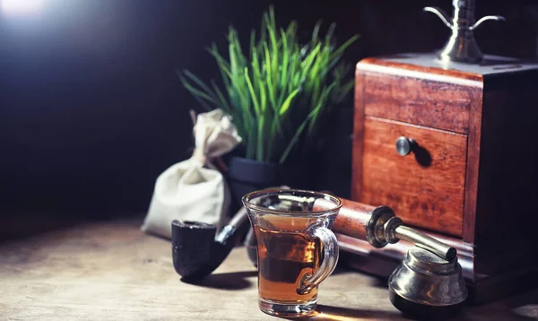 Brouwen van thee op een houten tafel — Stockfoto