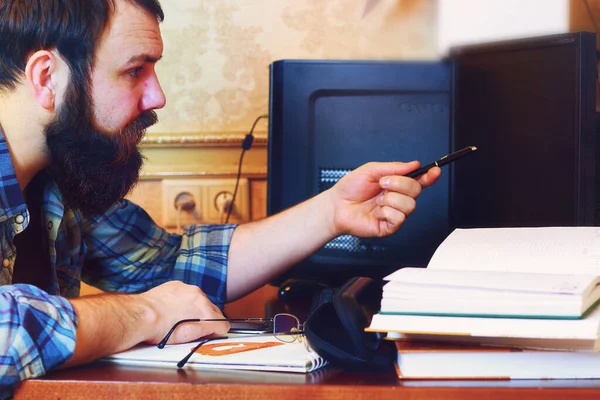 Männliche Arbeit Computer Stift schreiben — Stockfoto