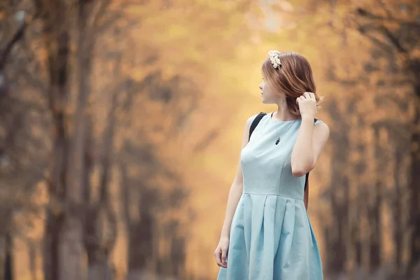 Jeune fille en promenade à l'automne — Photo