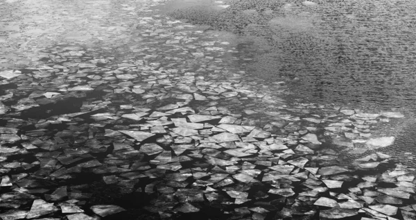 Nehirde sürükleniyor. Nehirde yüzen buz parçaları. — Stok fotoğraf