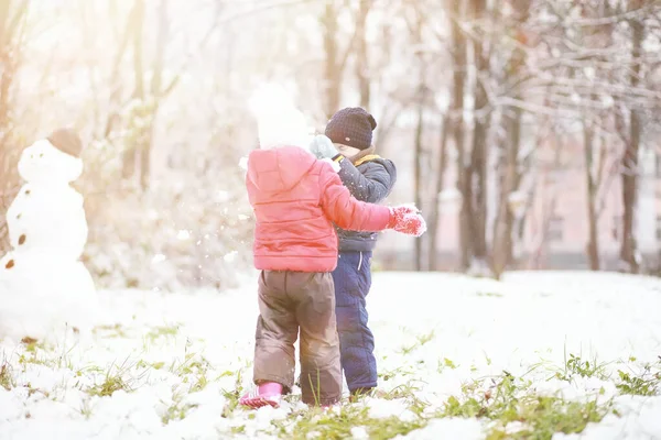 Mignons Enfants Vêtements Chauds Jouant Dans Parc Hiver — Photo