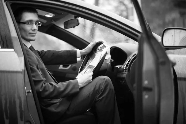 Biznesmen w garnitur w samochodzie — Zdjęcie stockowe