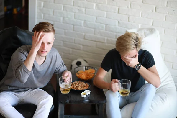 Los aficionados al fútbol ven el partido y beben cerveza — Foto de Stock