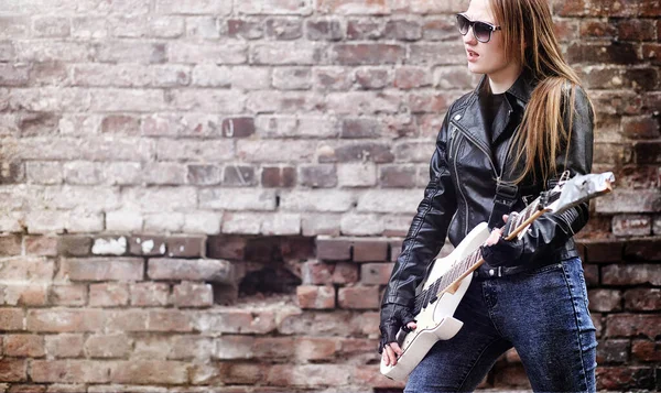 Hermosa chica rockera con guitarra eléctrica. Una musicia de roca — Foto de Stock