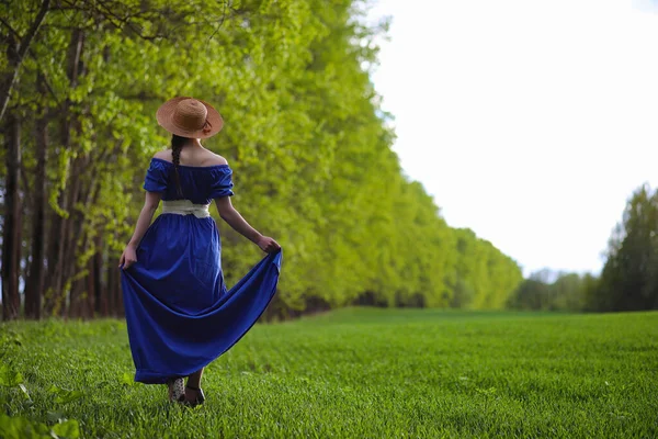 Girl in the countryside in the evening — Stock Photo, Image