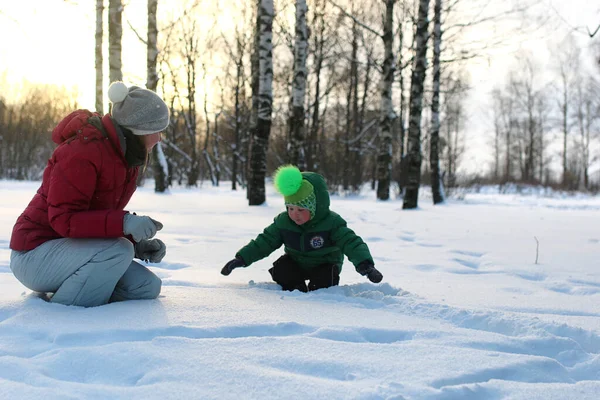 Jonge familie met kinderen in de winter — Stockfoto