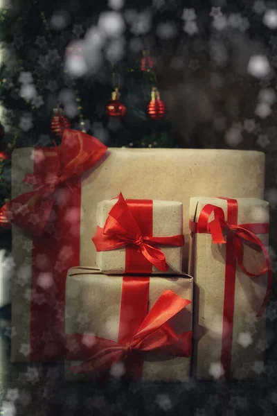 Set Van Geschenken Buurt Van Kerstboom Dichtbij Uitzicht — Stockfoto
