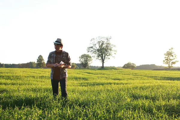 Man in casual clothes is a traveler in the open spaces — Stock Photo, Image