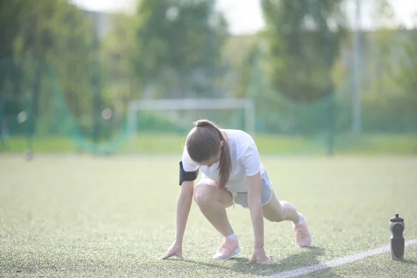 女孩和体育生活方式做锻炼 — 图库照片