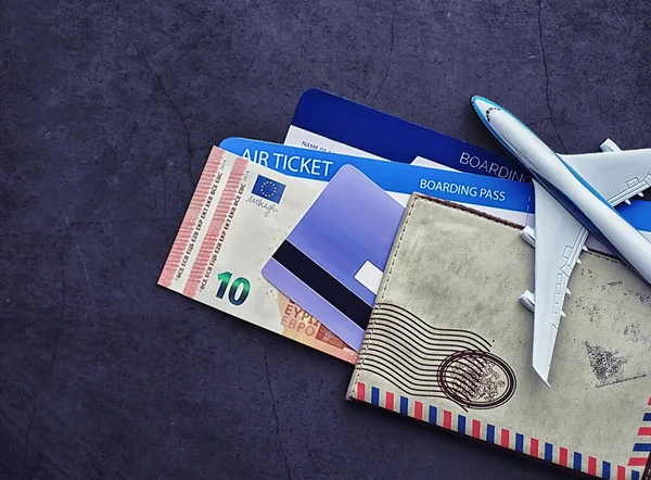 飛行機の航空券とパスポート。旅行のコンセプト。チケット — ストック写真