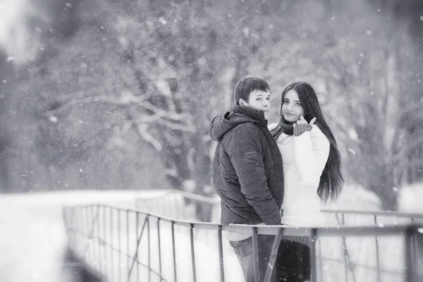 Una pareja cariñosa en un paseo de invierno. Hombre y mujer en una cita en el — Foto de Stock