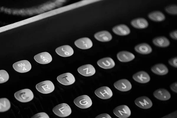 古いタイプライターの文字とキー — ストック写真