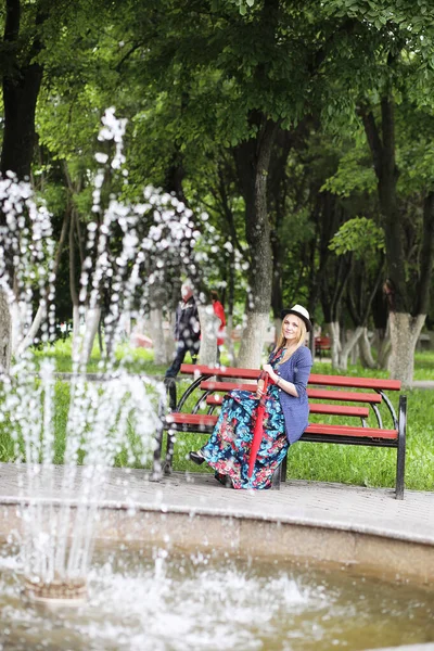 Dziewczyna na ulicy z parasolem — Zdjęcie stockowe