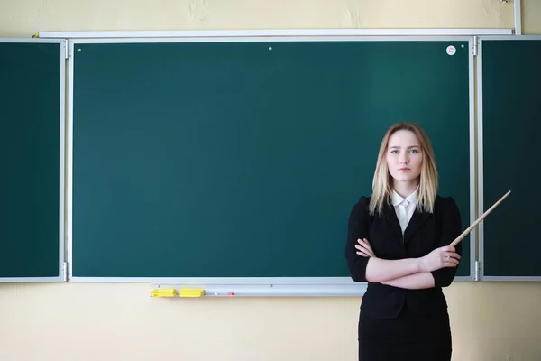 Jong meisje leraar op de basisschool — Stockfoto