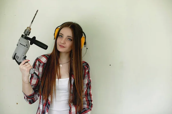 Der Bauherr führt Reparaturen in der Wohnung durch. Abschlussarbeiten auf p — Stockfoto