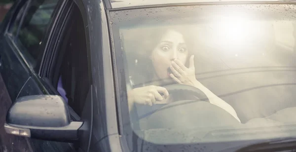 Girl driving a car bad emotions — Stock Photo, Image