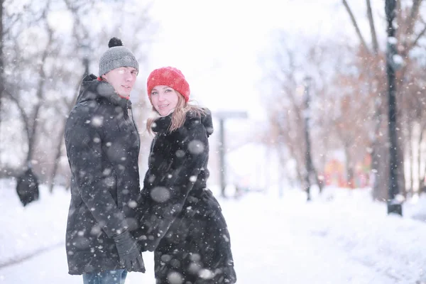 Pareja joven caminando durante el invierno — Foto de Stock