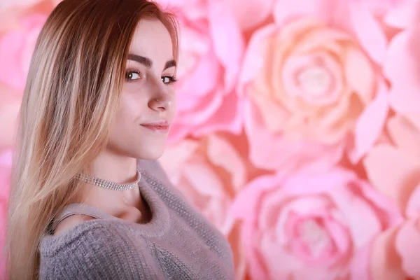 Mädchen mit blonden Haaren und grauem Pullover — Stockfoto