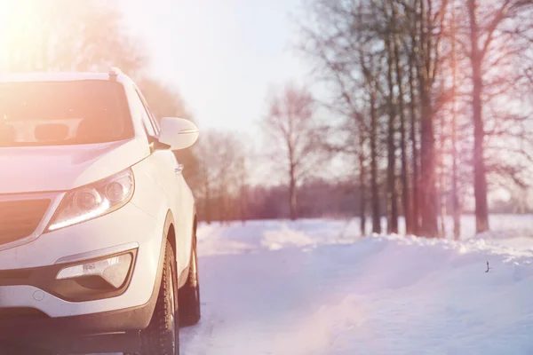 Coche Blanco Carretera Ahora Cubierta Mañana Invierno — Foto de Stock