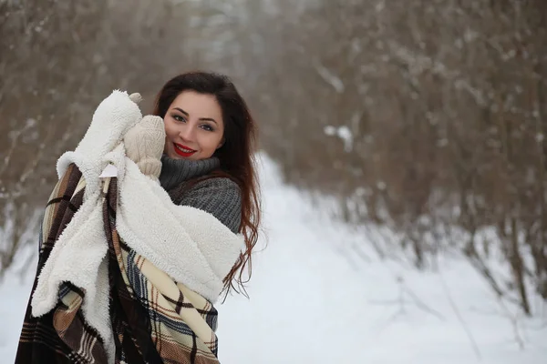 Fata frumoasa intr-un parc de iarna frumos — Fotografie, imagine de stoc