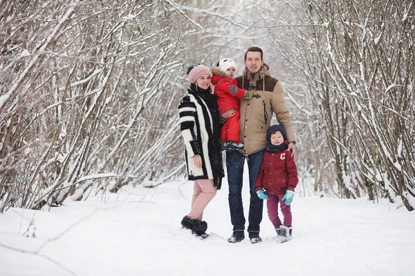 Junge Familie mit Kindern spazieren im Winterpark. winte — Stockfoto