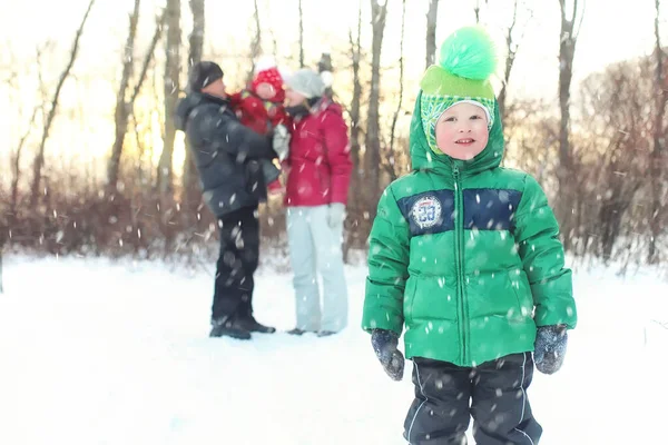 Familie Mit Kindern Park Winter Schneesturm — Stockfoto