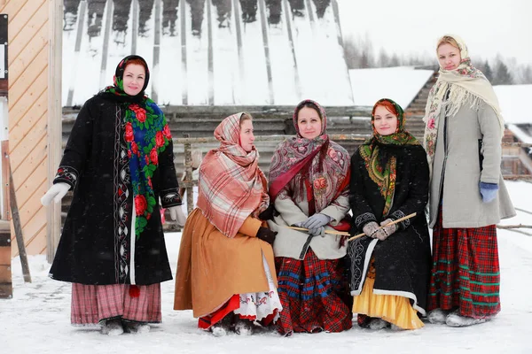 ロシアの中世の農民の伝統的な冬の衣装の人々 — ストック写真