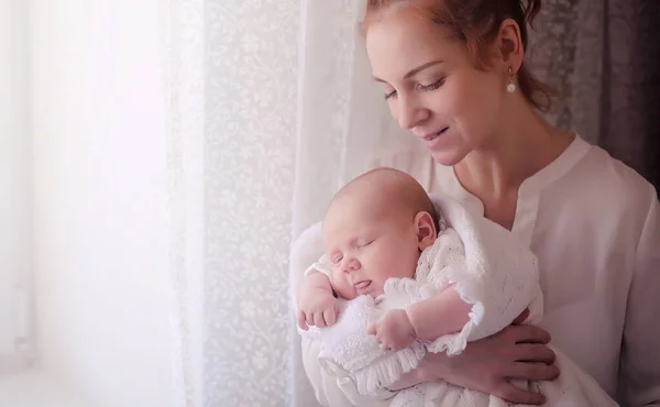 Mom with a newborn baby in her arms. The girl is holding a baby — Stock Photo, Image