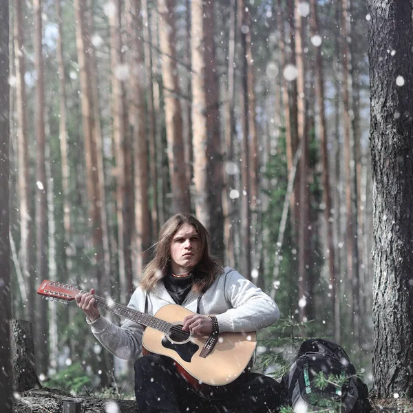 Guitarrista na floresta num piquenique. Um músico com um acústico — Fotografia de Stock