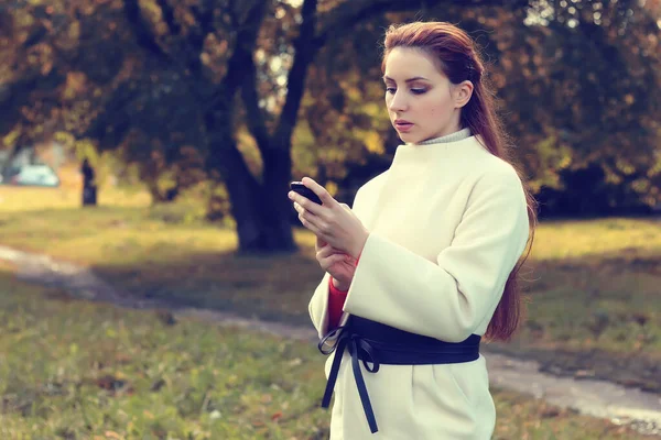 Ragazza in un parco a piedi autunno da sola — Foto Stock