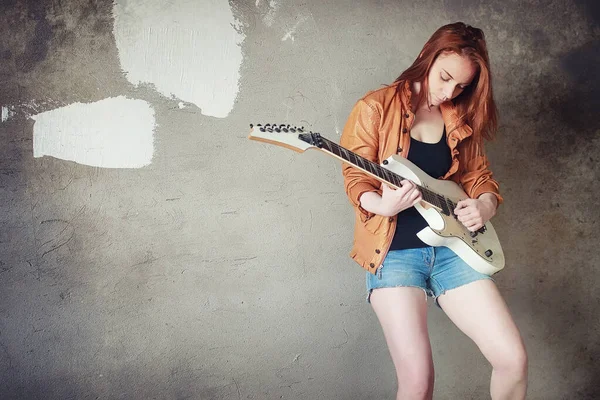 Jonge roodharige meisje met een elektrische gitaar. Rock muzikant gir — Stockfoto