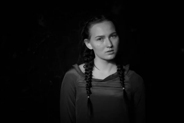 Retrato de niña en una casa vieja con paredes quemadas — Foto de Stock