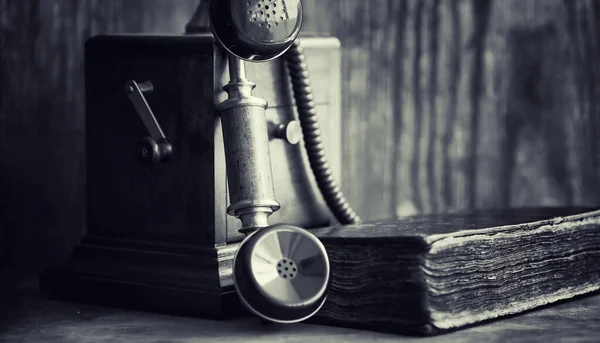 Старий телефон і ретро книжка на столі. Телефон минулого — стокове фото