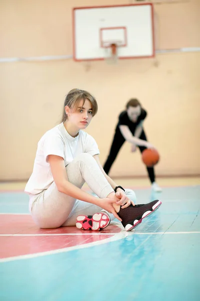 Meisje in de sportschool een speelbasketbal — Stockfoto