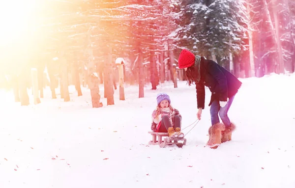 Un cuento de hadas de invierno, una joven madre y su hija montan en un trineo — Foto de Stock