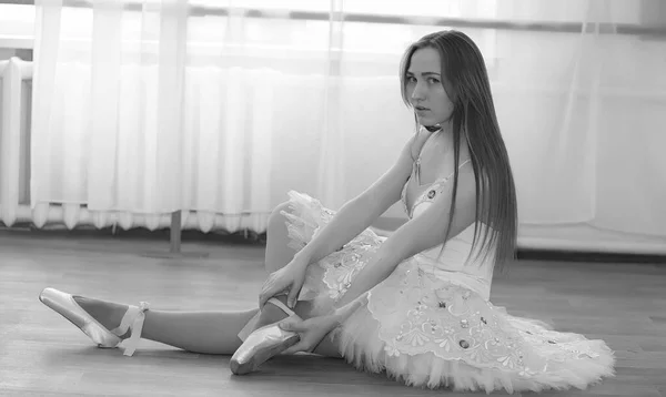 Jovem dançarina de balé em um aquecimento. A bailarina está se preparando para — Fotografia de Stock