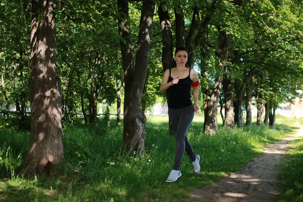 Женский спорт бегать в парке открытый — стоковое фото