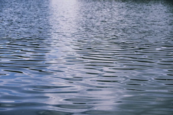 Lago paesaggistico. Texture di acqua. Il lago è all'alba. La bocca — Foto Stock