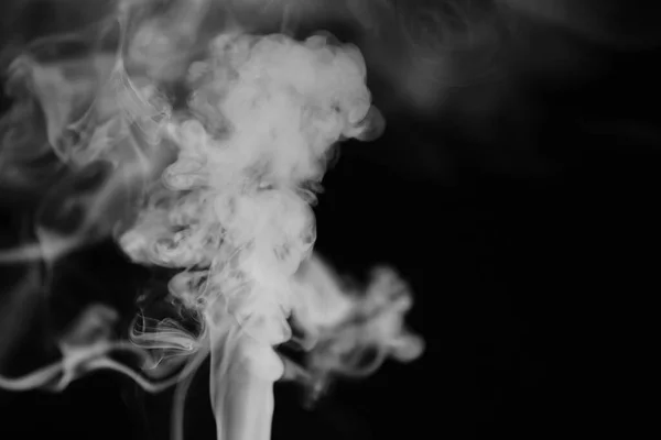 White smoke on a black background. Texture of smoke. Clubs of wh — Stock Photo, Image