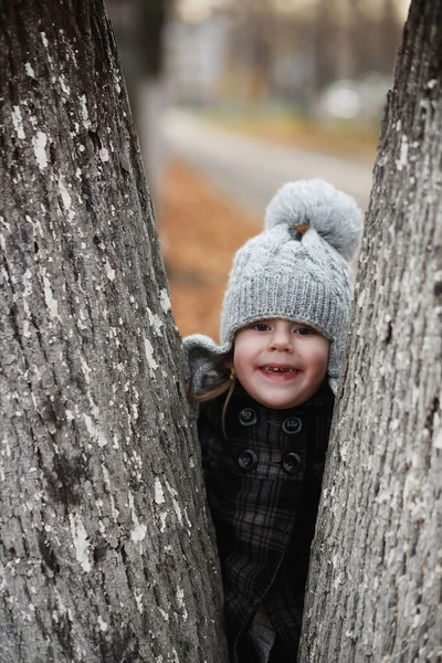 Barn gå i höst Park — Stockfoto