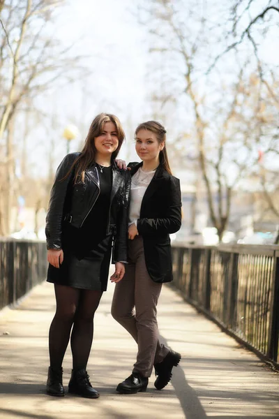 Ragazza carina in un parco autunnale — Foto Stock