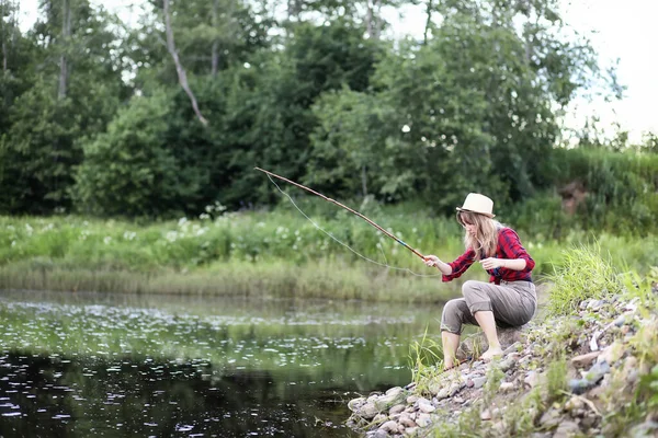 釣り竿と川の少女 — ストック写真