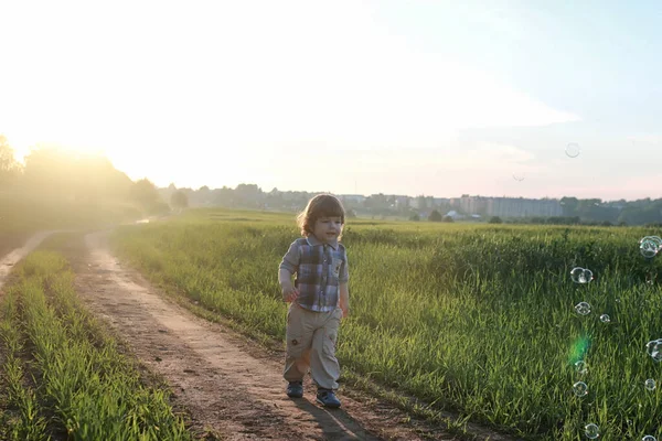 Bambini all'aperto sulla natura — Foto Stock