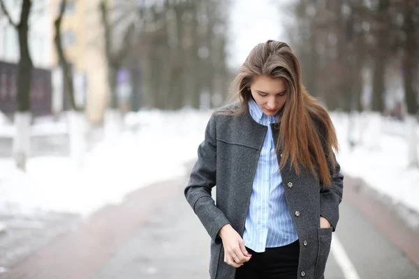 Jong volwassen meisje in jas op straat — Stockfoto