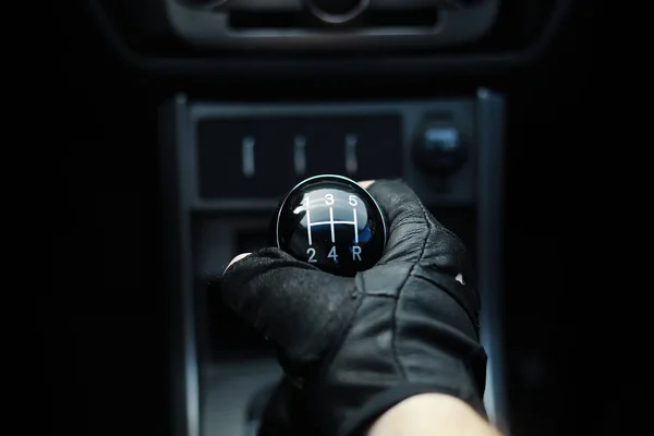 Gear lever. Manual Transmission. Hand on the gear shift in a car — Stock Photo, Image