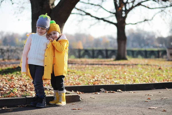 子供たちは秋の公園で歩く — ストック写真